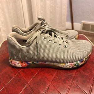 NOBULL Light Gray Athletic Shoes with Multicolor Floral Midsole